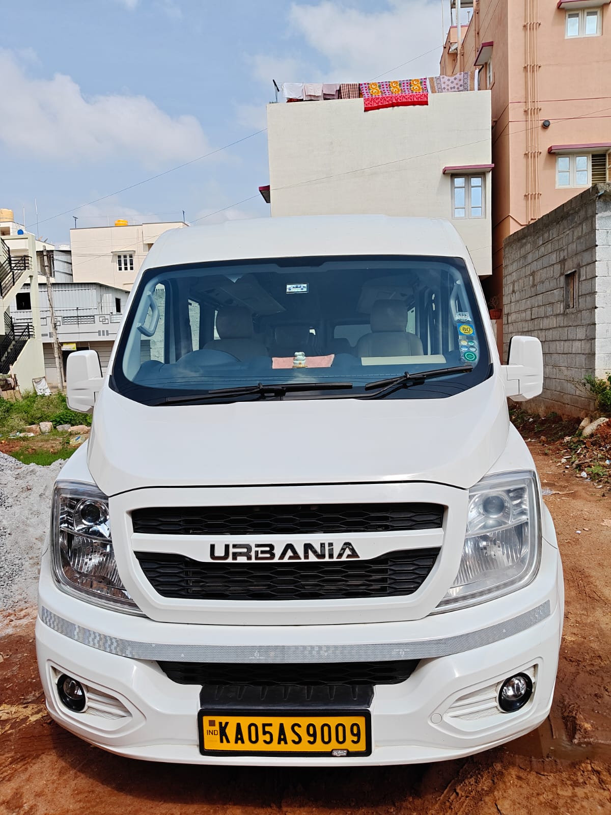 Force Urbania Tempo Traveller front view